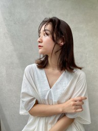 かきあげフェザーバングが大人可愛い色気を纏うツヤ髪スタイル